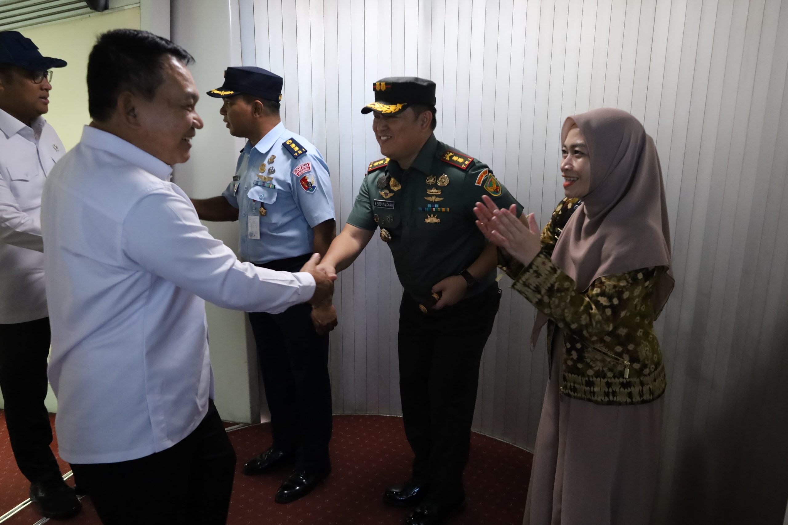 Dandim 0418/Palembang Mendampingi Pangdam II/Sriwijaya Jemput Menteri Bidang Pangan RI Dan Jenderal TNI (Purn) Dudung Abdurrahman Di Bandara SMB II Palembang 1