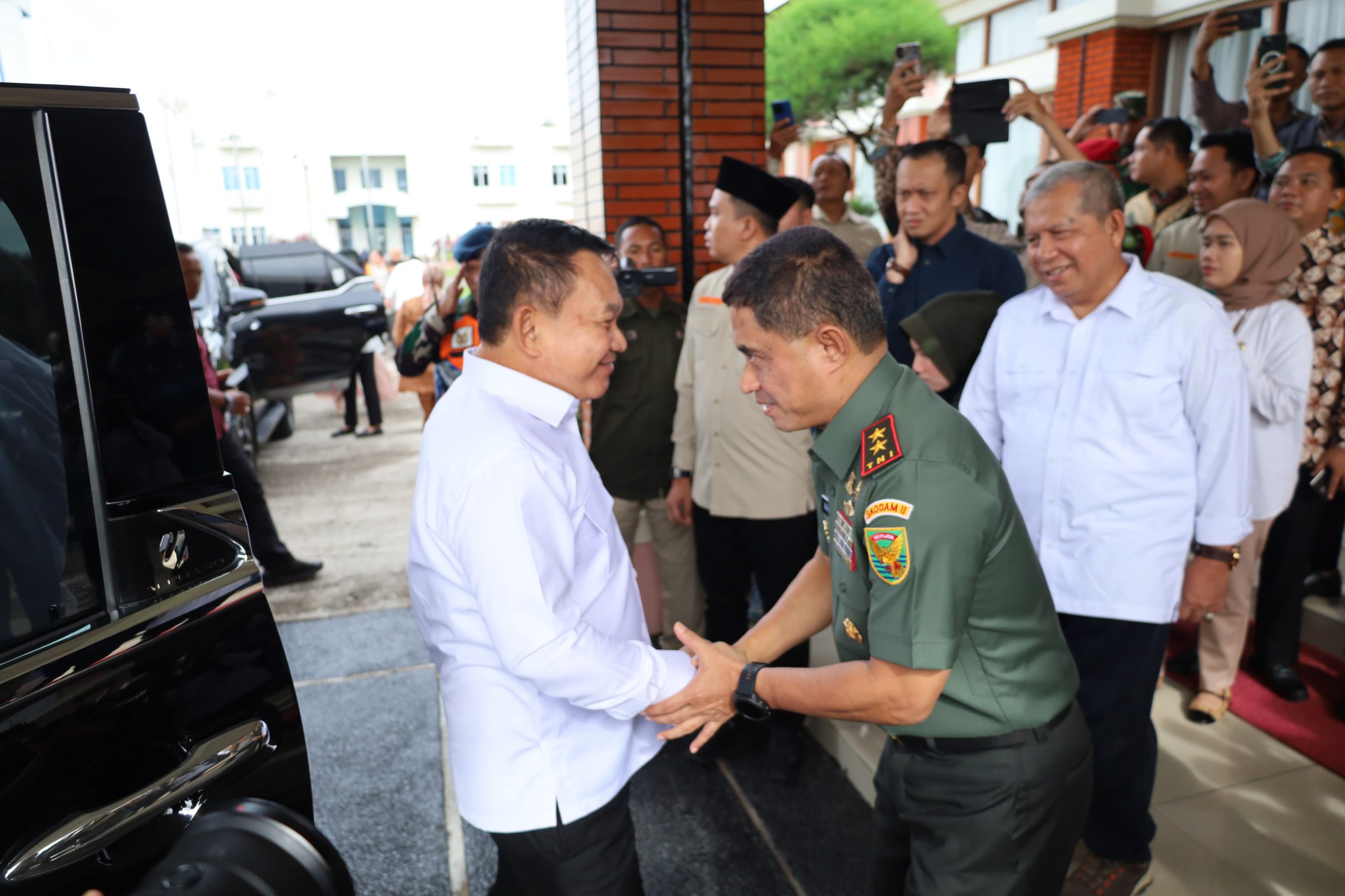 Dandim 0418/Palembang Mendampingi Pangdam II/Sriwijaya Jemput Menteri Bidang Pangan RI Dan Jenderal TNI (Purn) Dudung Abdurrahman Di Bandara SMB II Palembang 2