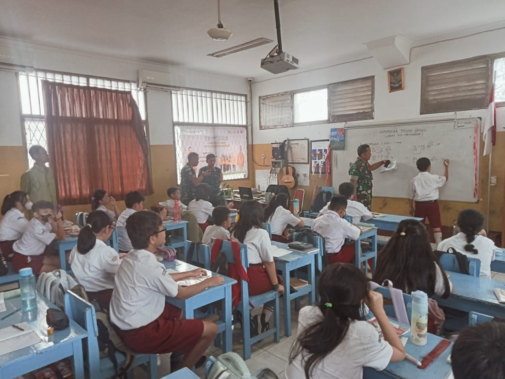 Babinsa 26 Ilir Ajarkan Matematika Metode Gasing Kepada Siswa Siswi SD Xaverius 4 Palembang 1