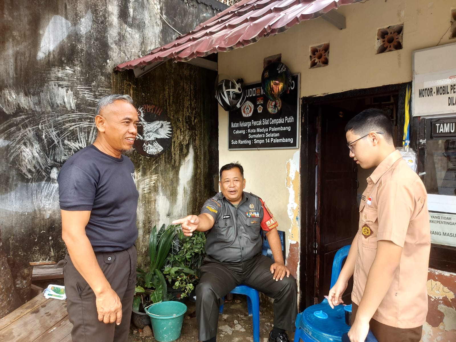 Babinsa Kel Sukamaju Sertu Juri Enjang Komsos Bersama Security SMP N 14 Palembang 1