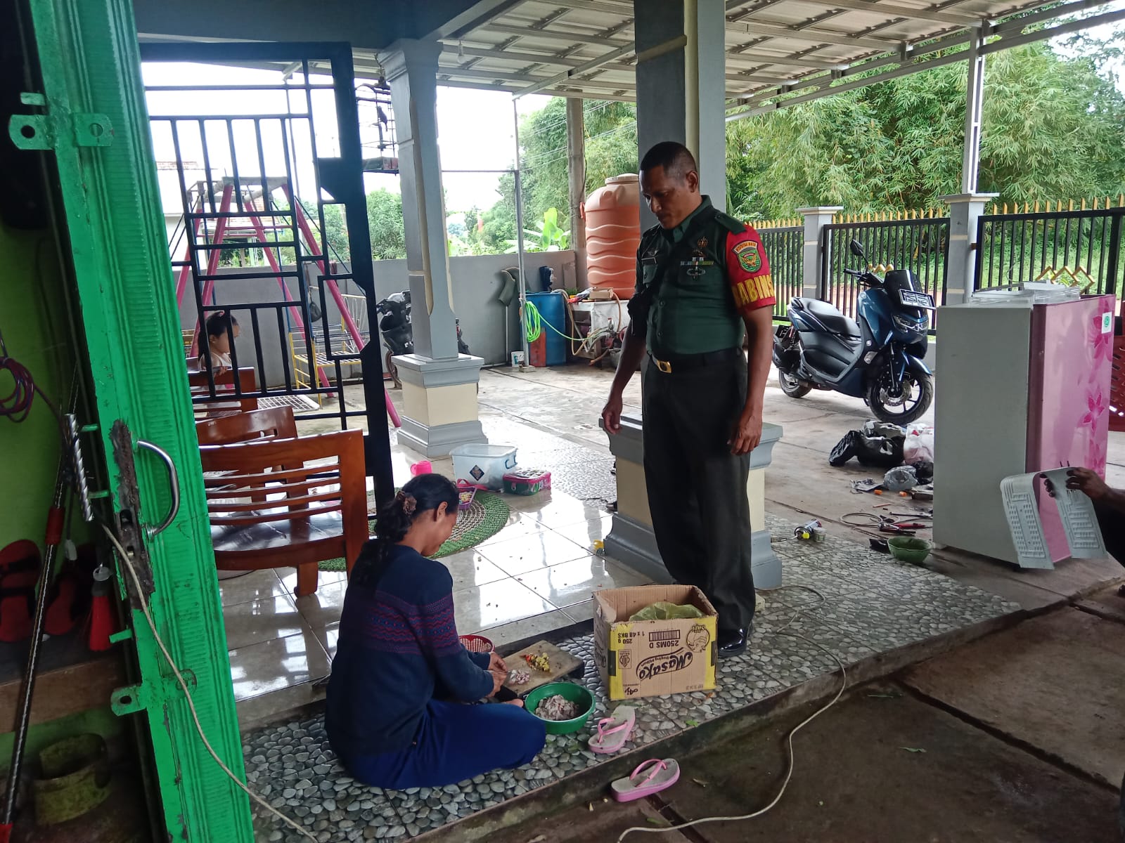 Babinsa Kel Lorok Pakjo Sertu Agung Prasetyo Ajak Warga Untuk Menjaga Kebersihan Lingkungan 1