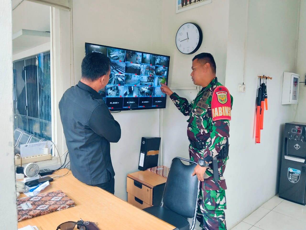 Tingkatkan Kamtibmas Babinsa Sertu Prianto Komsos Bersama Security 1