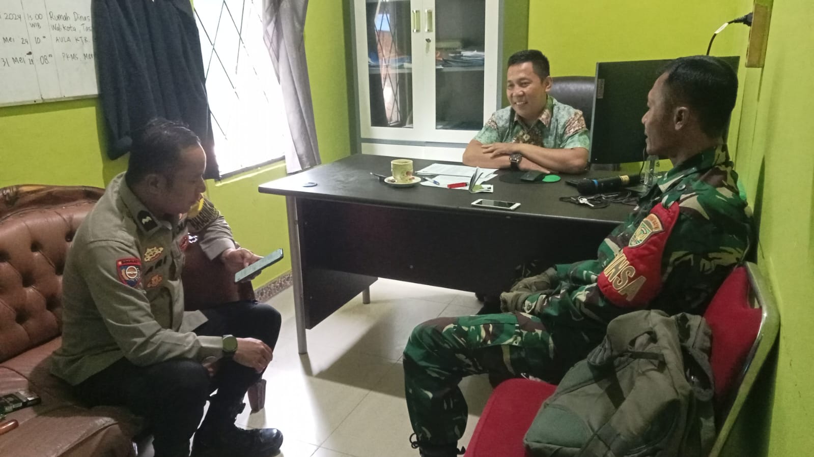 Jalin Sinergitas Babinsa Serma Mintarso Komsos Bersama Tiga Pilar Kelurahan 19 Ilir 1