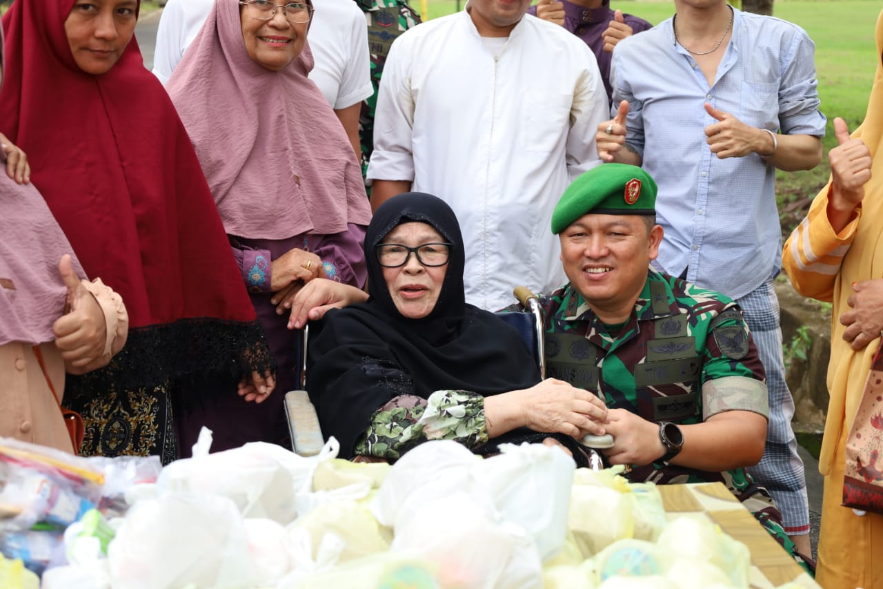 Bentuk Wujud Syukur Hj Hermina Usman B.A Bagikan Sebanyak 50 Paket Sembako Kepada Warga Sekitar Makodim 0418/Palembang 2
