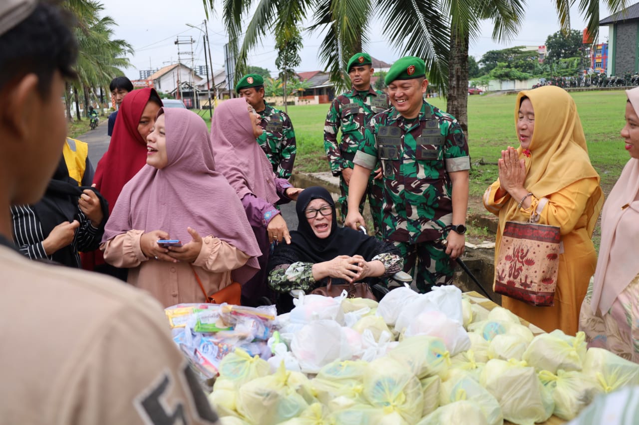 Bentuk Wujud Syukur Hj Hermina Usman B.A Bagikan Sebanyak 50 Paket Sembako Kepada Warga Sekitar Makodim 0418/Palembang 1