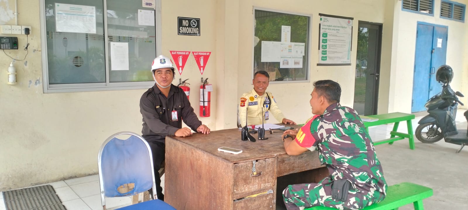 Ciptakan Kamtibmas Diwilayah Binaan Babinsa Kel Sei Lais Rutin Komsos Bersama Security 1