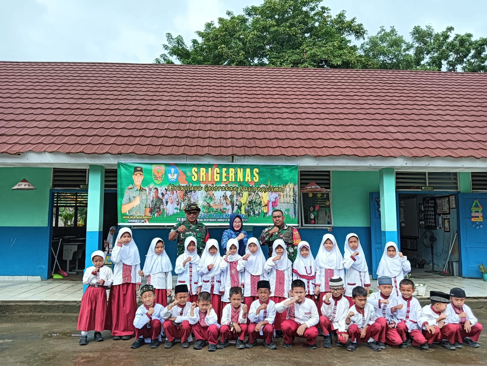 Meningkatkan Rasa Nasionalisme Bagi Pelajar Babinsa Koramil 418-08/Sako Melaksanakan Pemasangan Benner SRIGERNAS DI SEKOLAH 1