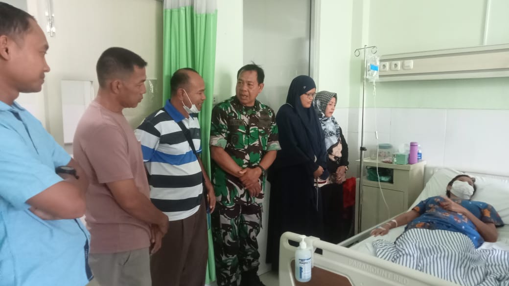 Danramil Bersama Ketua Persit Dan Ibu-Ibu Persit Pengurus Ranting 9 Koramil 418-08/Sako Membesuk Istri Anggota Yang Sakit Di RS Cabang Charitas 2