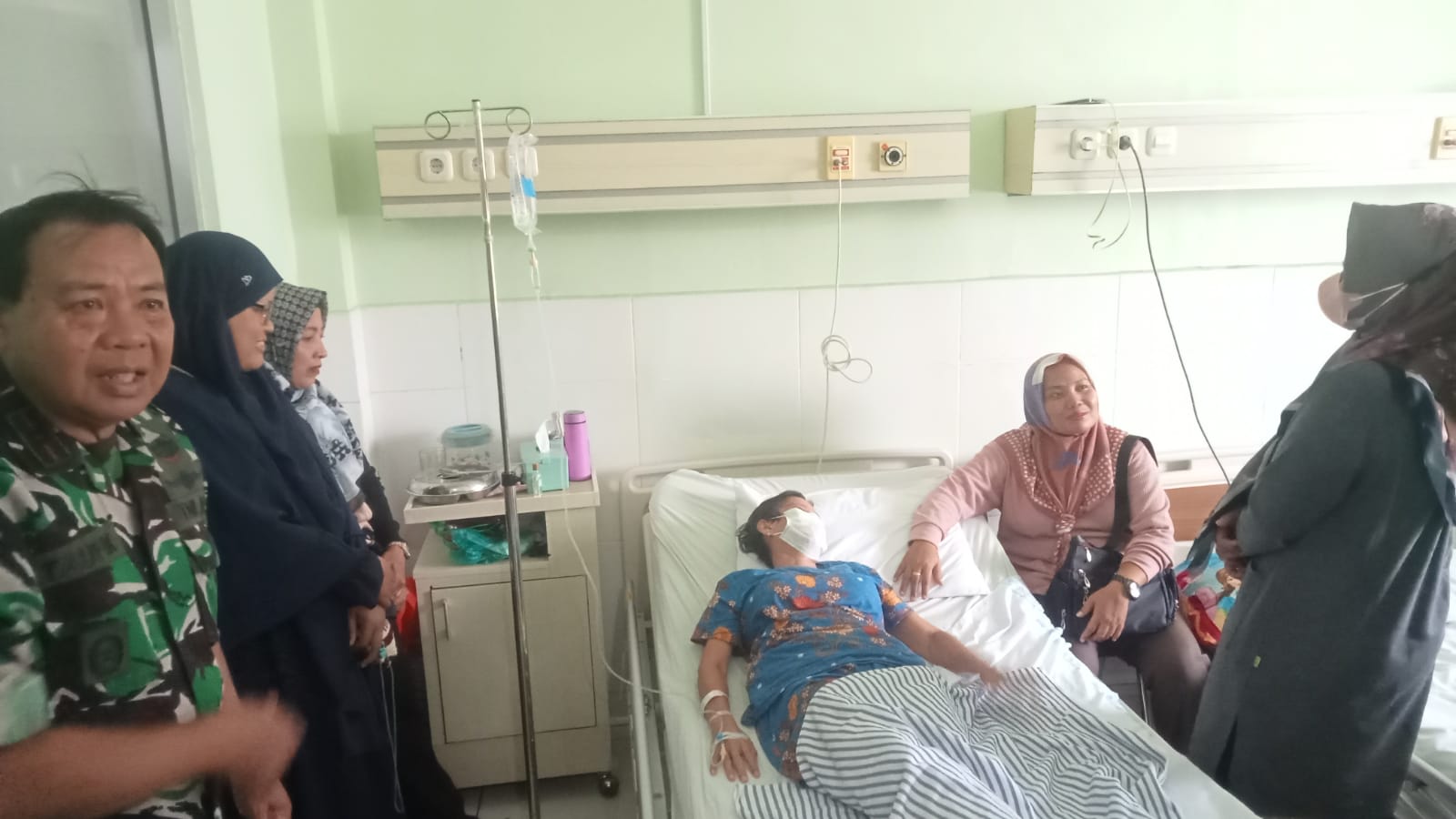 Danramil Bersama Ketua Persit Dan Ibu-Ibu Persit Pengurus Ranting 9 Koramil 418-08/Sako Membesuk Istri Anggota Yang Sakit Di RS Cabang Charitas 1