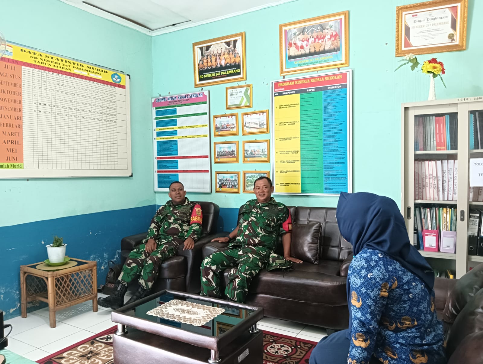 Jalin Silaturahmi Babinsa Kel Srimulya Komsos Bersama Kepsek SDN 247 Palembang 1