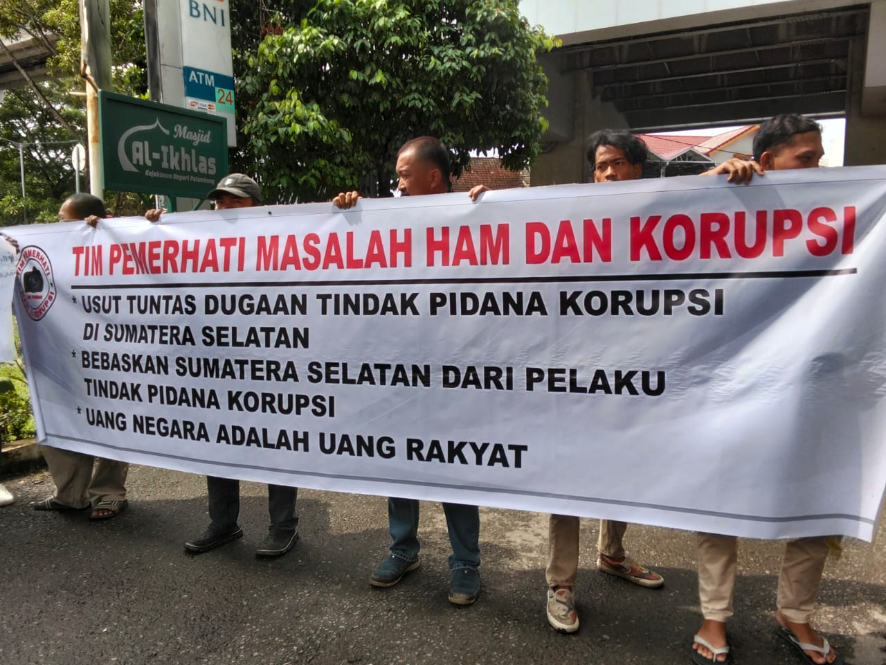 Massa LSM TPMHK Minta Kejaksaan Negeri Segera Proses Dugaan Tipidkor di Dinas Ketahanan Pangan dan Pertanian Kota Palembang 2