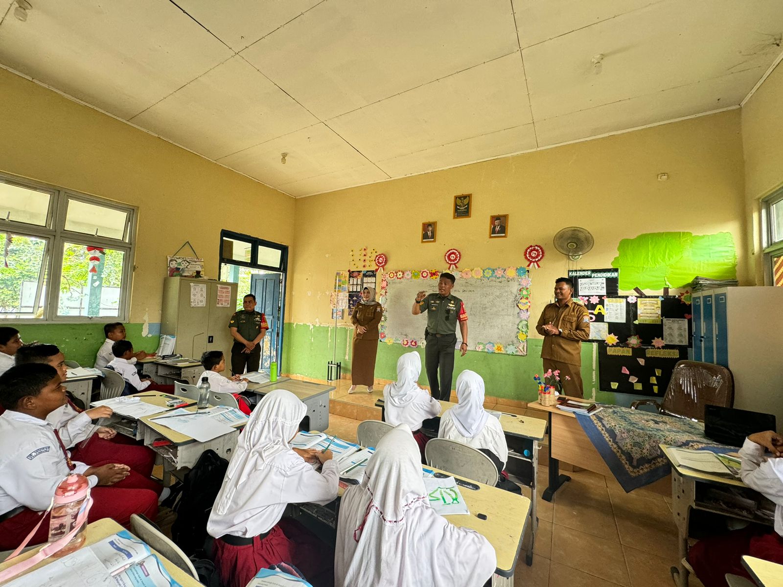 Babinsa Kel Talang Jambe Komsos Bersama Kepsek Dan Guru SD N 123 Palembang 1