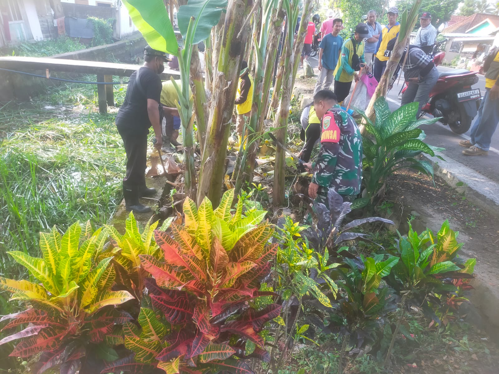 Bakti TNI Babinsa Kel Sei Lais Gotong Royong Bersama Warga Pembersihan Parit Sepanjang Jalan Mayor Zen 1