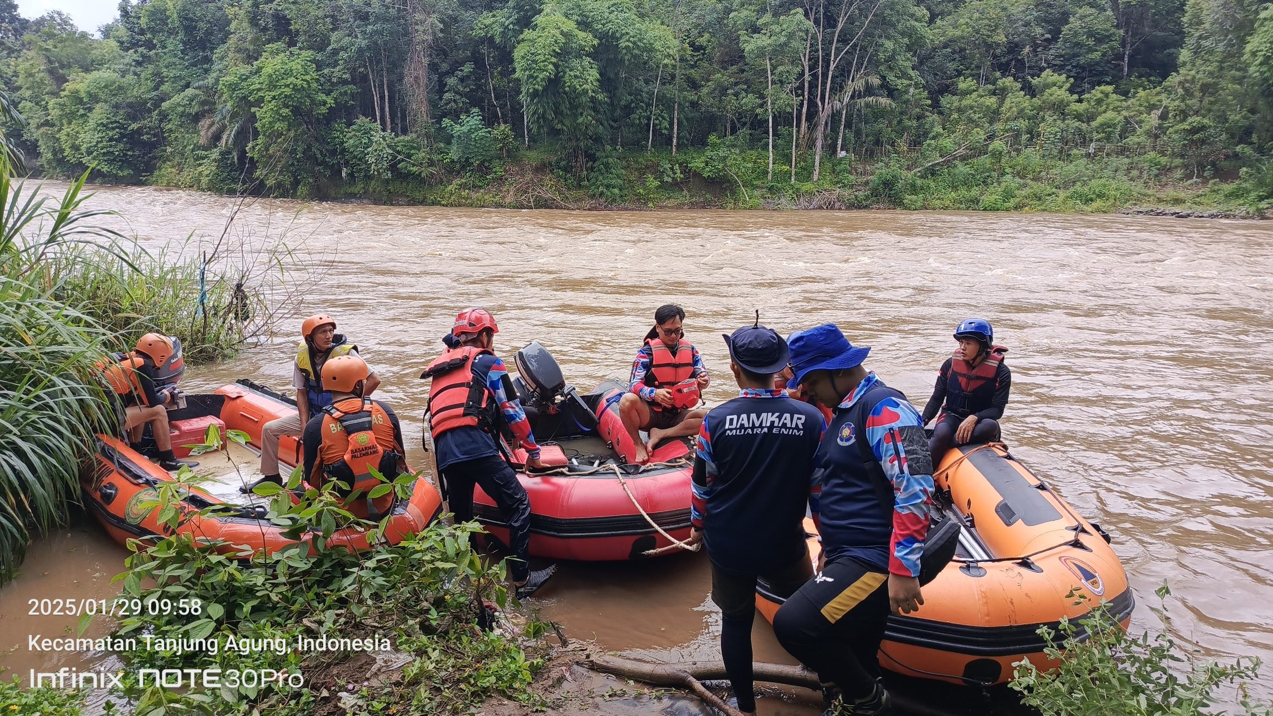 Saat Mandi Di Sungai Enim Lansia Hanyut Di Bawa Arus ,Kantor SAR Palembang Cari Korban 1