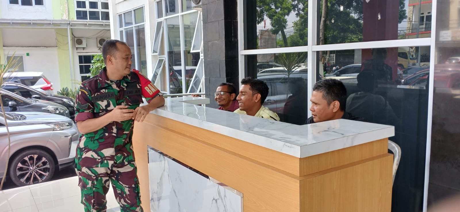 Babinsa Kel Bukit Lama Komsos Bersama Security Dan Staff Kecamatan 1