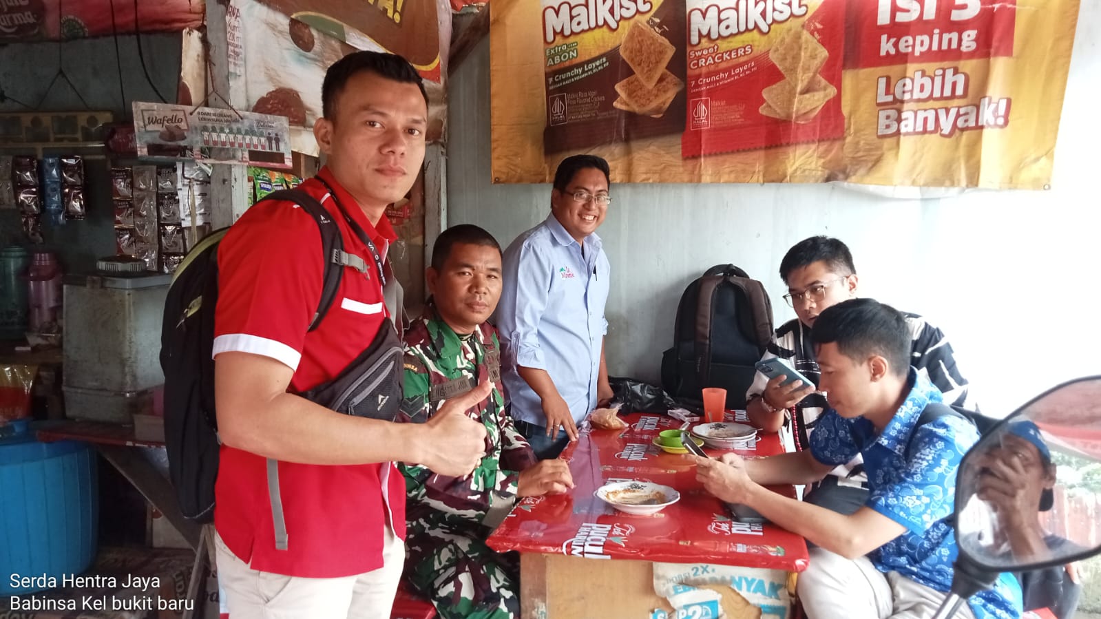 Manfaatkan Warung Kopi Babinsa Hentra Jaya Sampaikan Beberapa Himbauan Kepada Warga Binaan 1