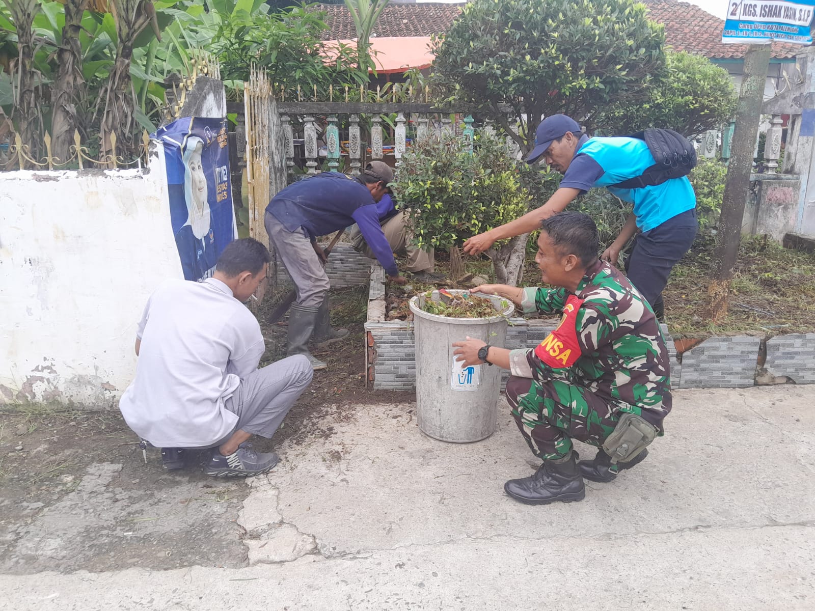 Babinsa Kel 19 Ilir Komsos Bersama Warga Himbau Untuk Selalu Menjaga Kebersihan Lingkungan 1