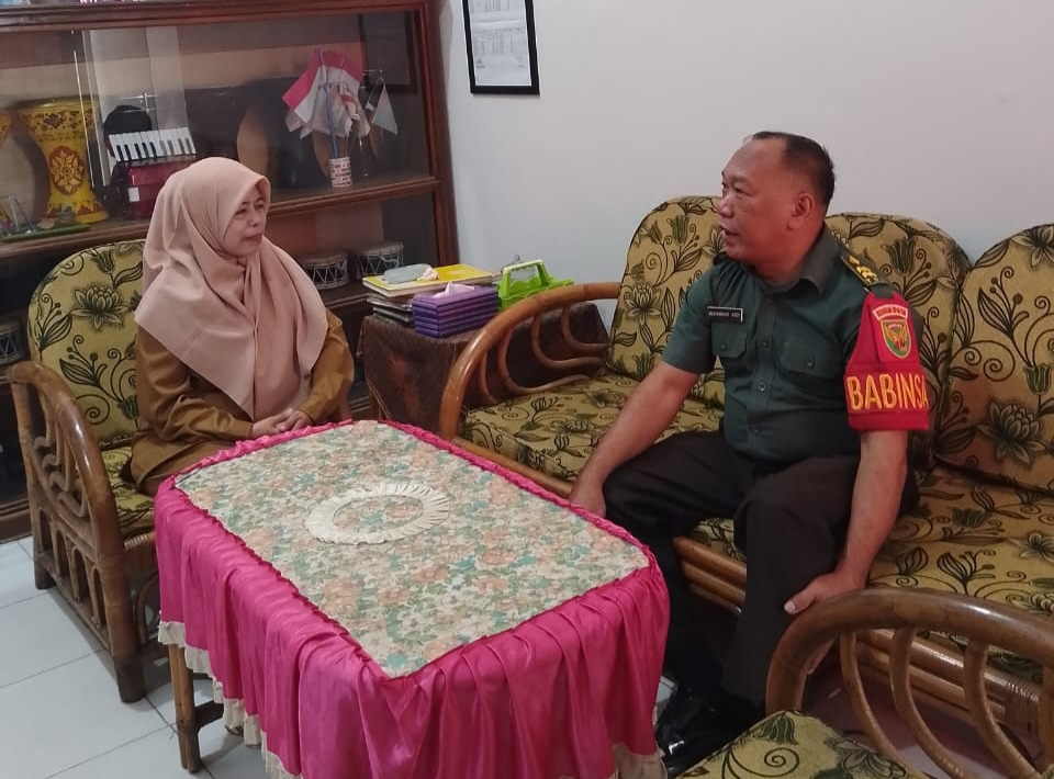 Babinsa Masuk Sekolah Komsos Bersama Kepala Sekolah SDN 62 Palembang 1
