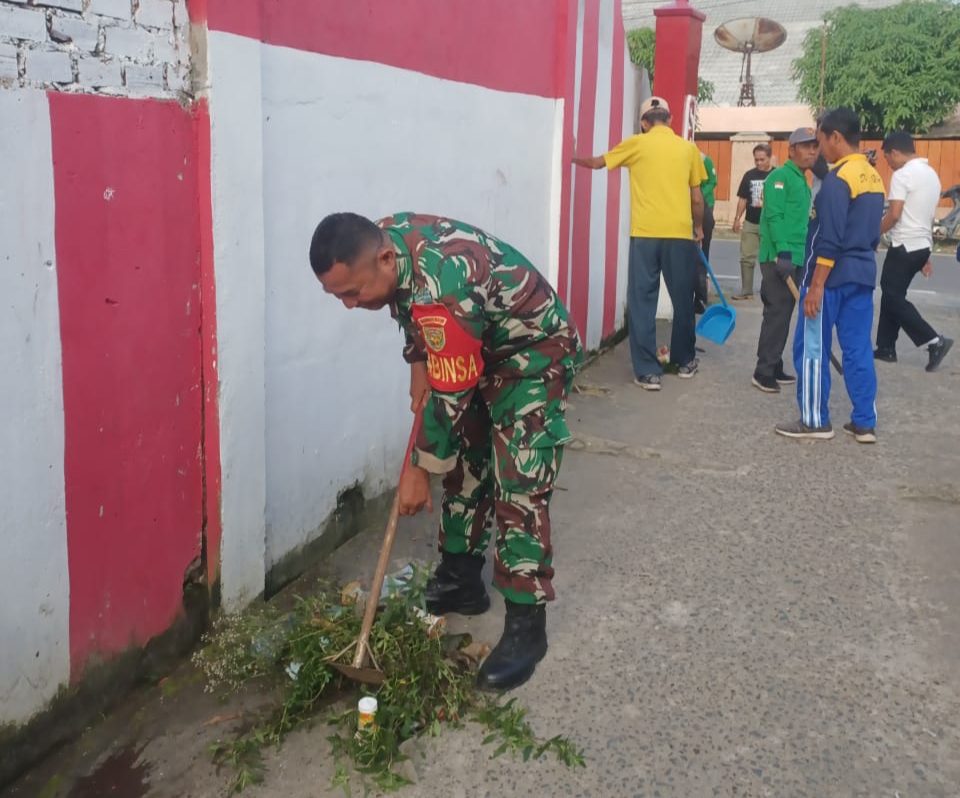 Peduli Kebersihan Babinsa Dua Ilir Gotong Royong Bersama Warga Masyarakat 1