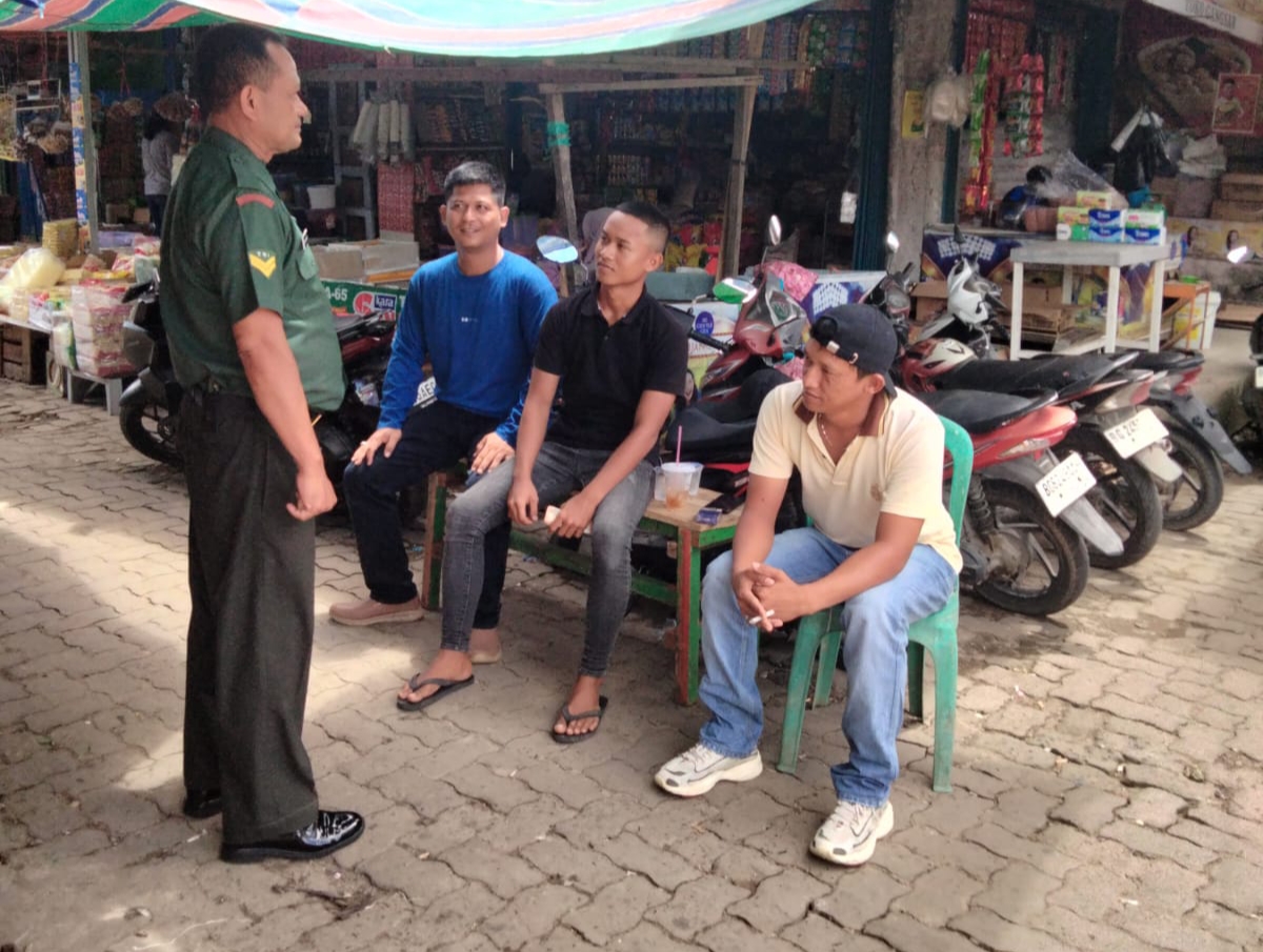 Ciptakan Kamtibmas Babinsa Kel Sialang Sertu Otong Sudrajat Komsos Bersama Juru Parkir 1
