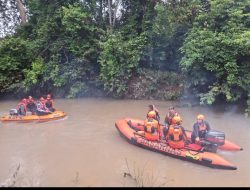 PELAJAR SEKOLAH DASAR TENGGELAM, KANTOR SAR PALEMBANG TERJUNKAN TIM RESCUE