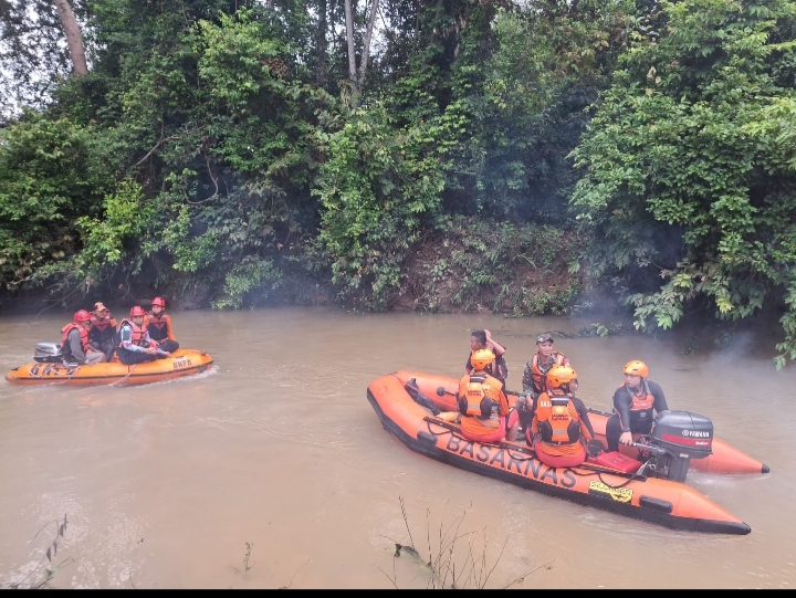 PELAJAR SEKOLAH DASAR TENGGELAM, KANTOR SAR PALEMBANG TERJUNKAN TIM RESCUE 1