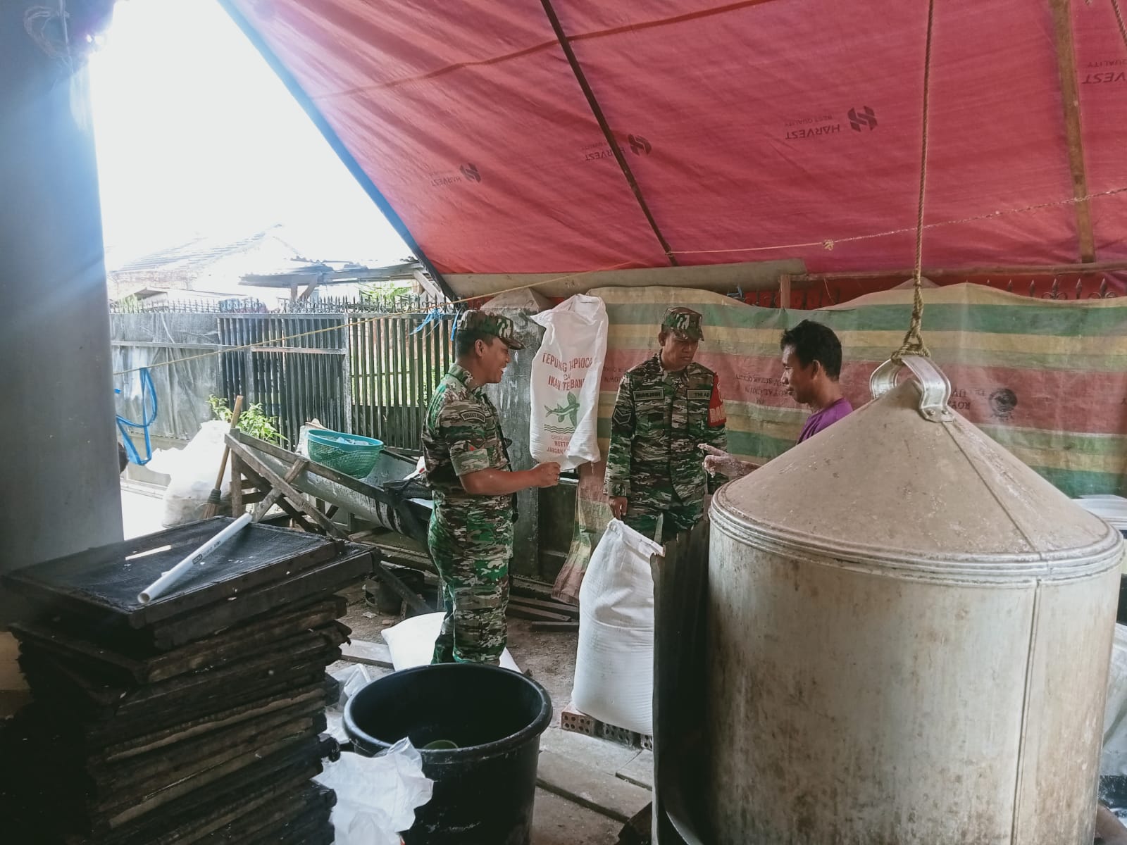 Babinsa Kel Sako Komsos Bersama Pengusaha Tempe Berikan Motivasi Dan Semangat 1