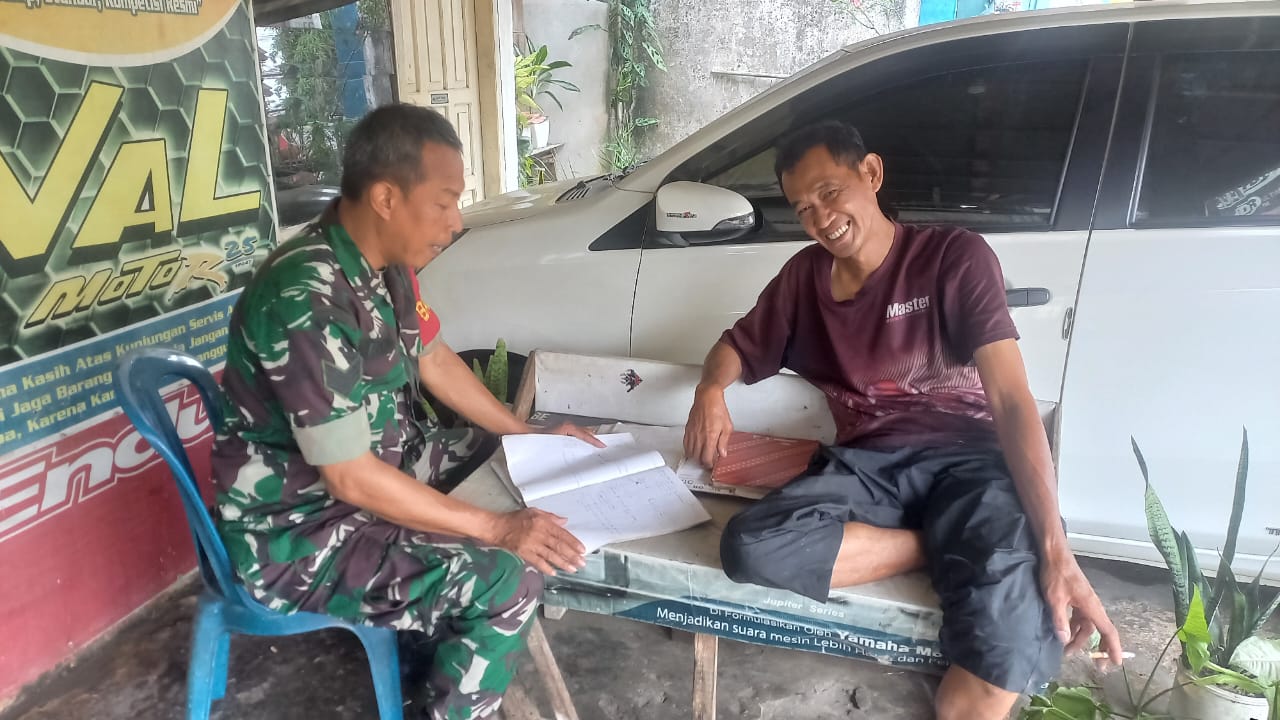 Babinsa Kel Duku Komsos Bersama Warga Bahas Keamanan Dan Kebersihan Lingkungan 1