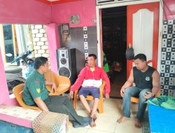 Babinsa Kel Kebun Bunga Komsos Bersama warga Bahas Kamtibmas