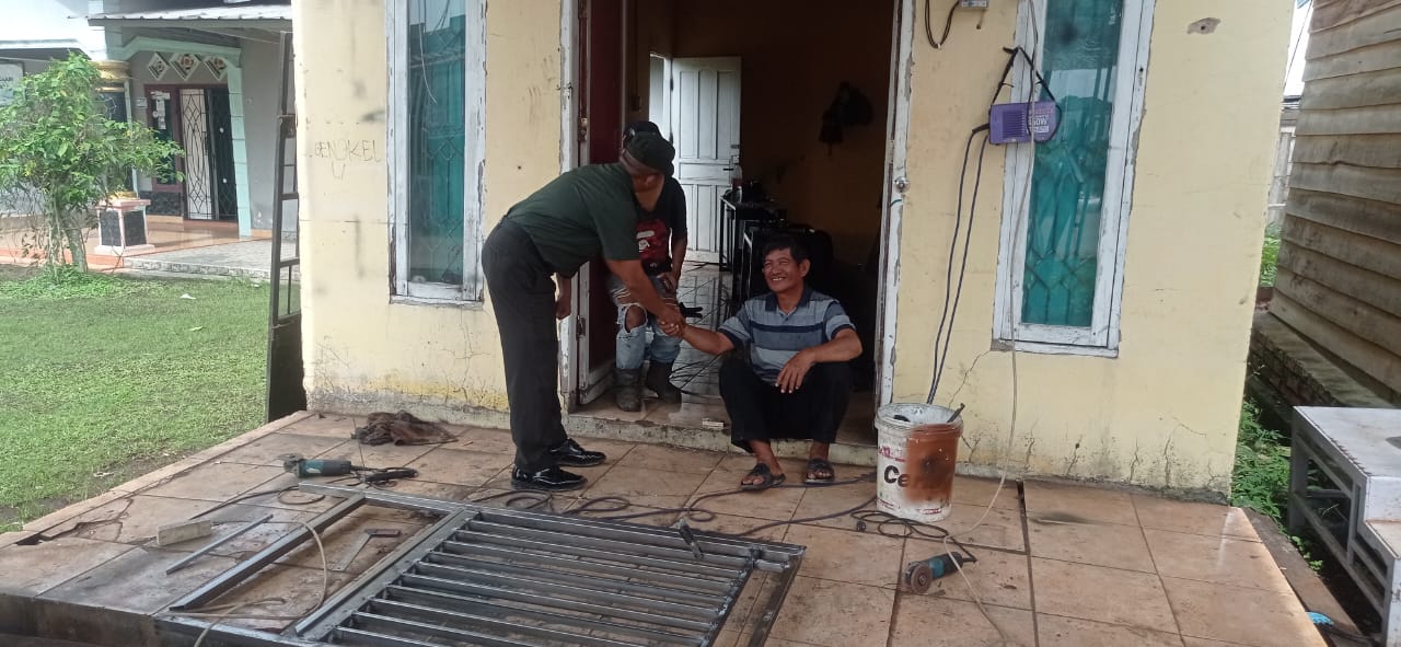 Babinsa Kel Sukamulya Komsos Bersama Pengrajin Las Listrik 1