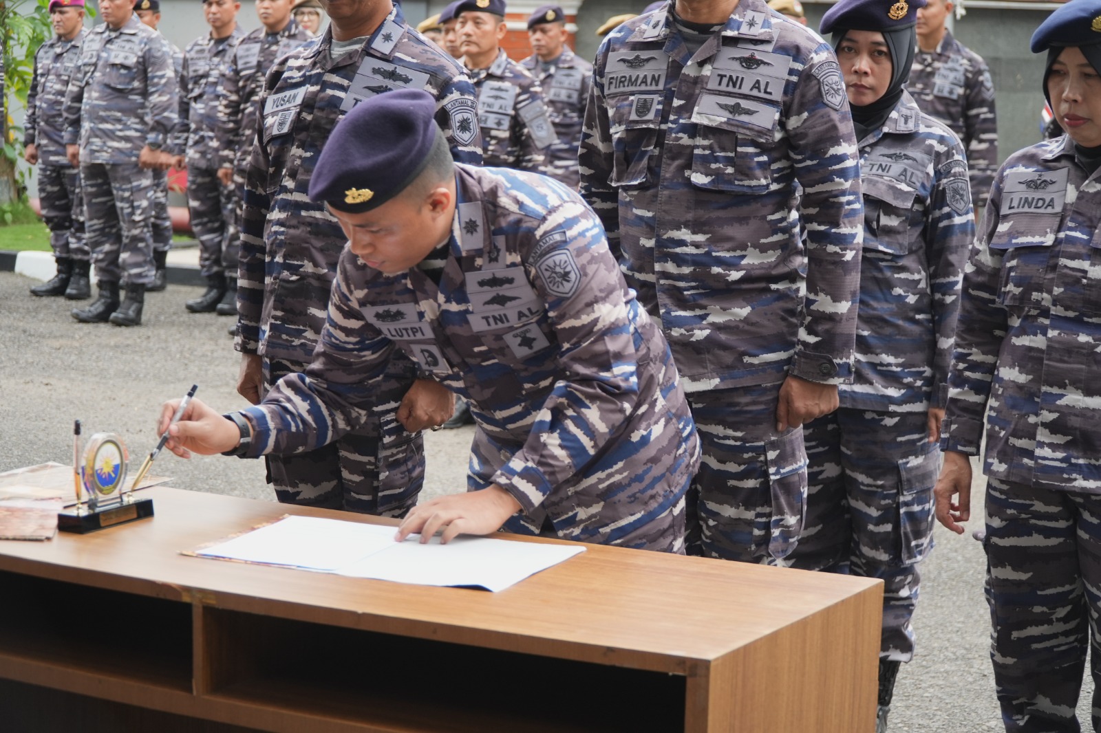 Danlanal Palembang Tanda Tangani Pakta Integritas Penerimaan Cata Gelombang 1 Tahun 2025 1