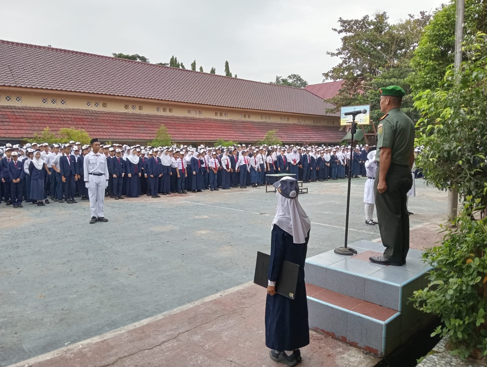 Danramil 418-02/Pakjo Kapten Inf D Silitonga Menjadi Irup Upacara Bendera Di SMP N 1 Palembang 1