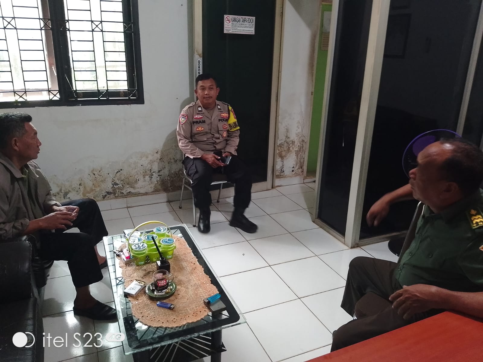 Babinsa Kel Sei Buah Dan Tiga Pilar Komsos Bersama Ketua RT Bahas Permasalahan Di Lingkungan 1
