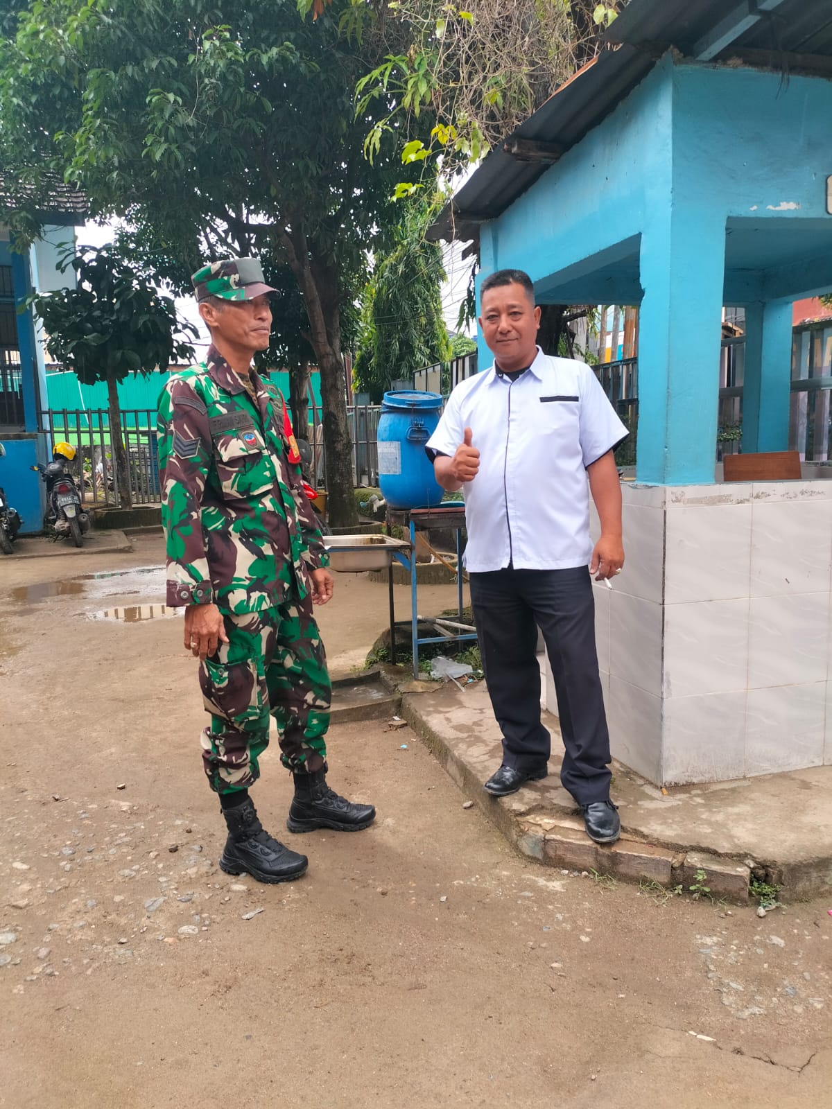 Tingkatkan Kamtibmas Babinsa Kel Siring Agung Komsos Bersama Security 1