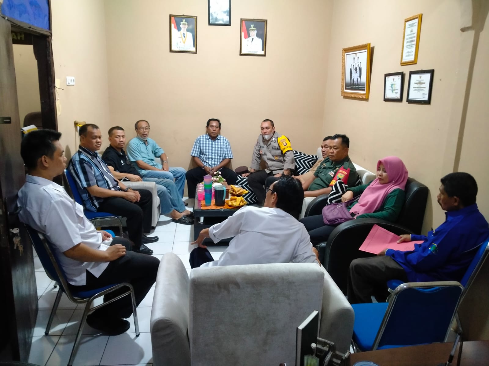 Babinsa Kel Sukamaju Bersama Tiga Pilar Melaksanakan Membahas Tentang Rencana Pertemuan Ketua RT/RW 1