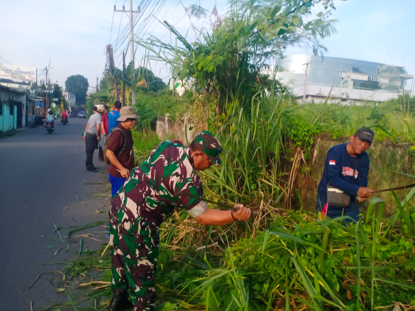 Ciptakan Lingkungan Bersih Babinsa Kel Sukabangun Bersama Forkopimcam Gelar Gotong Royong 1