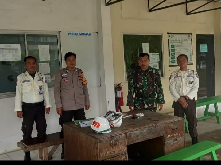 Babinsa Kel Sei Lais Komsos Bersama Security Semen Tiga Roda 1
