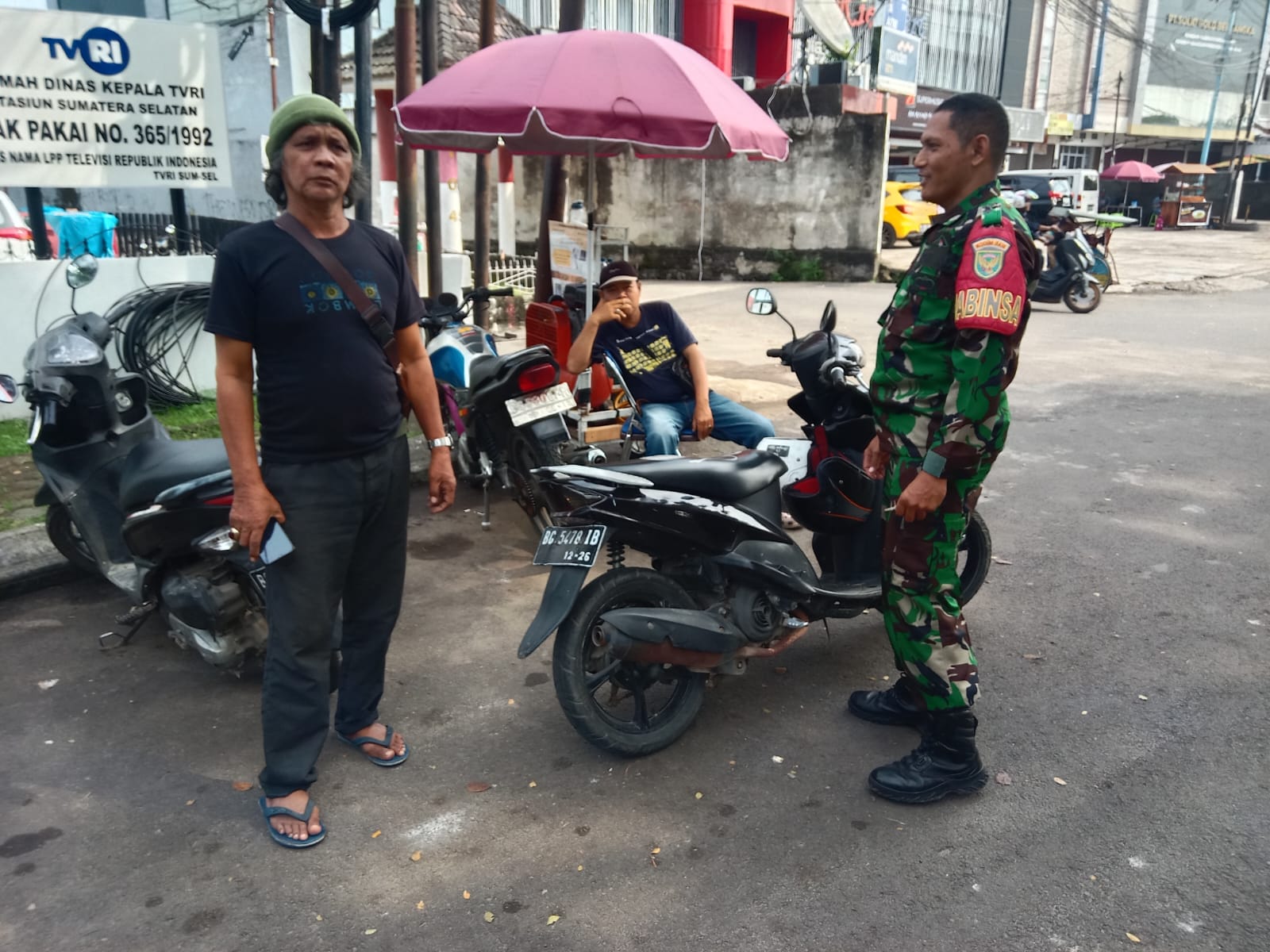 Babinsa Kel Lorok Pakjo Komsos Bersama Penambal Ban Berikan Motivasi Dan Himbauan 1