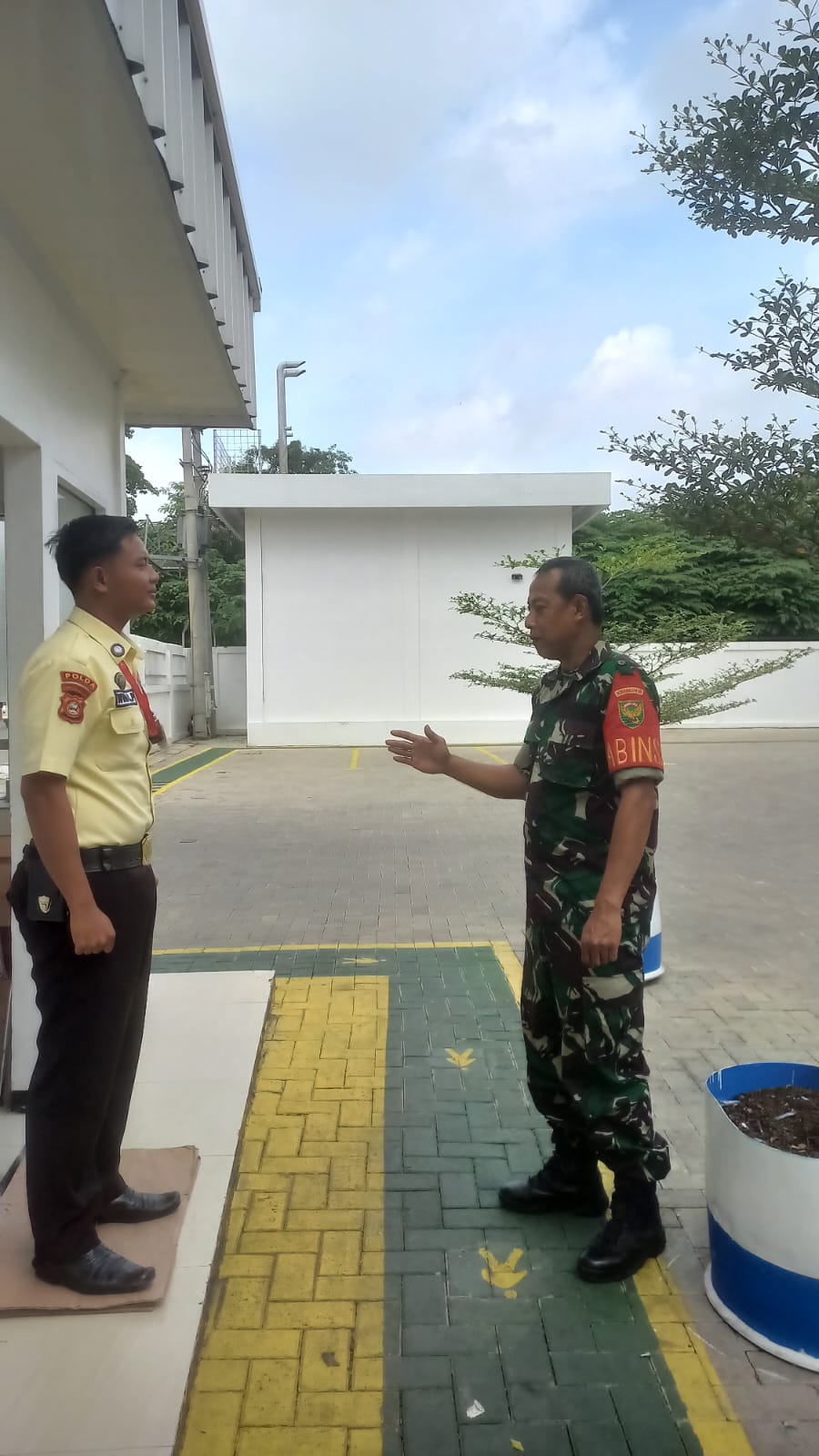 Tingkatkan Kamtibmas Babinsa Kel Duku Wanwil Bersama Security Perumahan 1