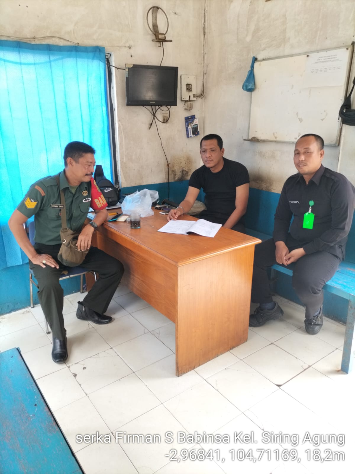 Tingkatkan Keamanan Dan Ketertiban Babinsa Kel Siring Agung Komsos Bersama Security 1