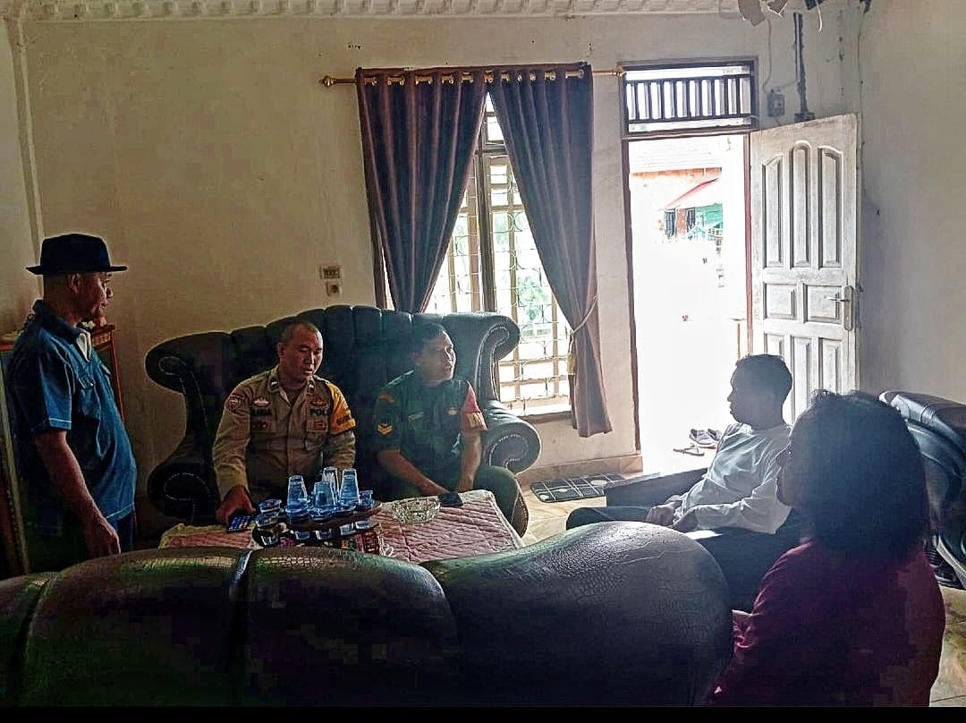 Babinsa Kel Siring Agung Komsos Bersama Tokoh Masyarakat Ajak Untuk Menjaga Kebersihan dan Keamanan Lingkungan 1