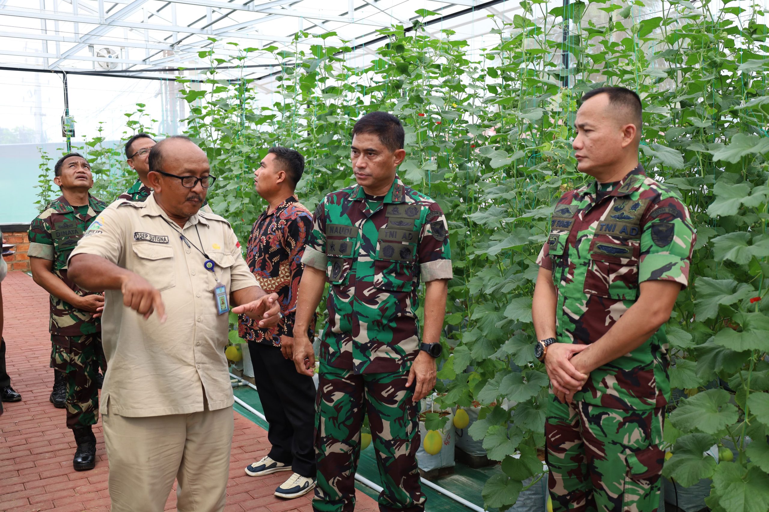 Kasdim 0418/Palembang Dampingi Pangdam II/Sriwijaya Melaksanakan Peninjauan Urban Farming di Taman Aspirasi Sekojo 2
