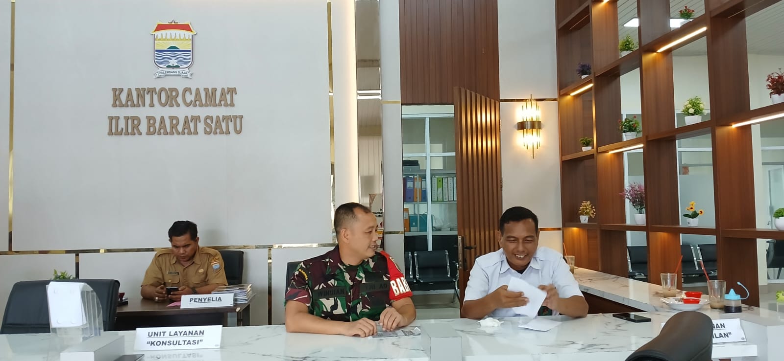 Jalin Komunikasi Babinsa Kel Bukit Lama Sertu Windian Komsos Bersama Staf Kecamatan IB 1 Palembang 1