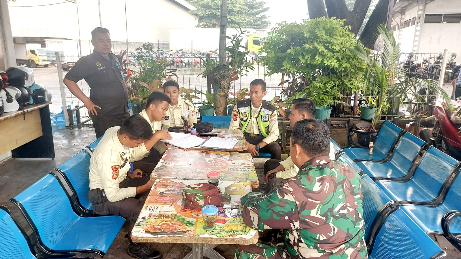 Babinsa Kel Sukamaju Sertu Juri Enjang Berikan Arahan Dan Masukan Ke Security 1
