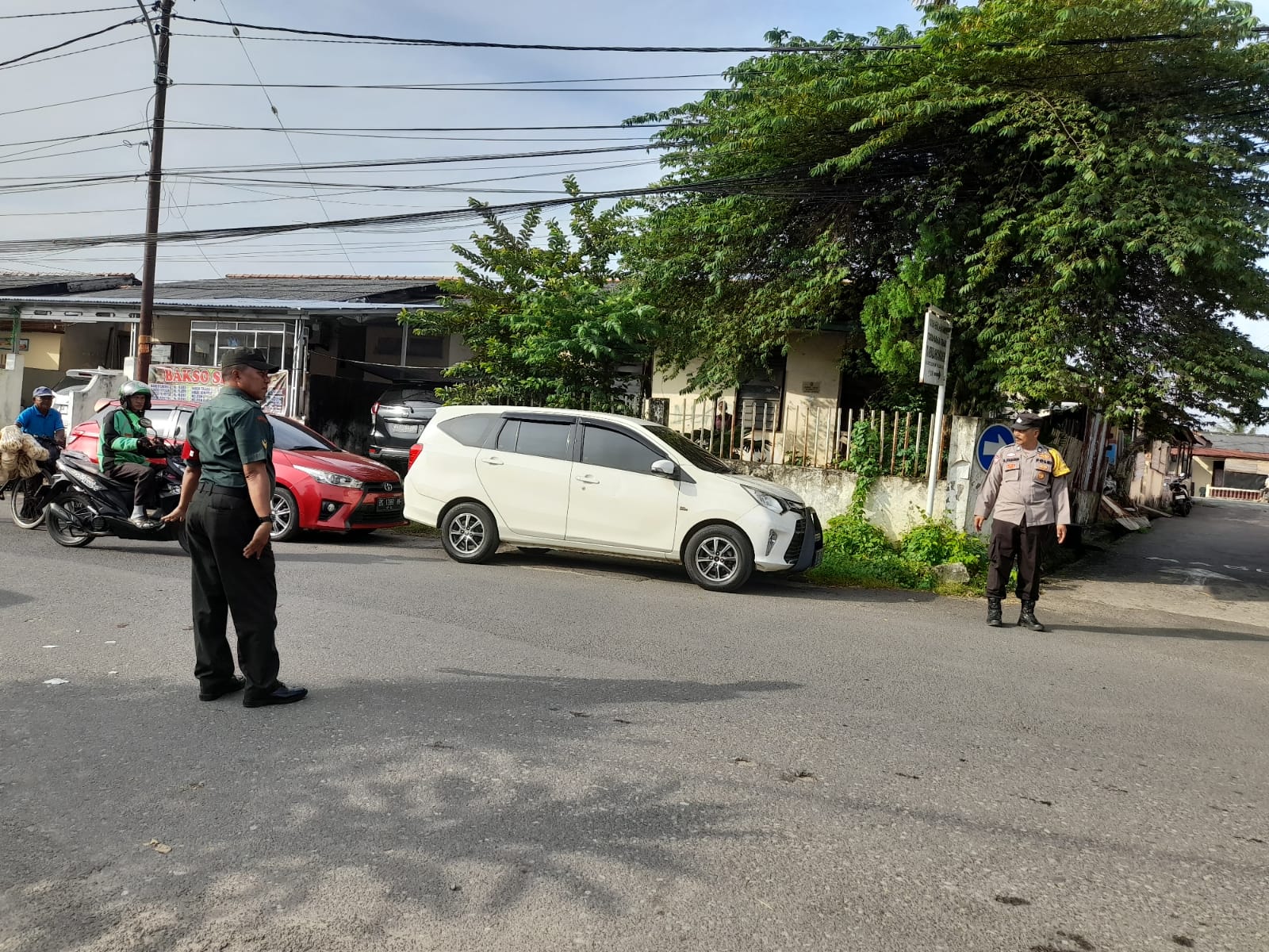 Babinsa Koramil 418-05/Lemabang Bersama Bhabinkamtibmas Bantu Pengaturan Lalulintas Dan Siswa - Siswi Menyebrangi Jalan 1