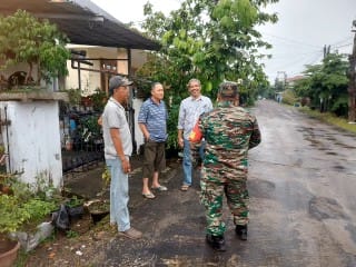 Jalin Silaturahmi Babinsa Kel Sukamaju Komsos Bersama Ketua RT 18 Dan Ketua RW 03 1