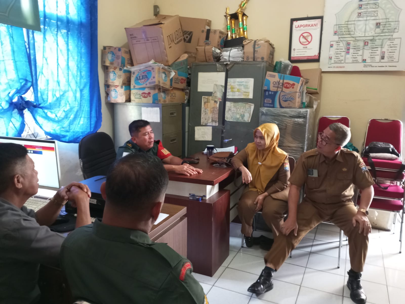 Babinsa Koramil 418-05/Lemabang Komsos Bersama Lurah Dan Staf Kelurahan Bahas Keamanan Dan Ketertiban Saat Ramadhan 1