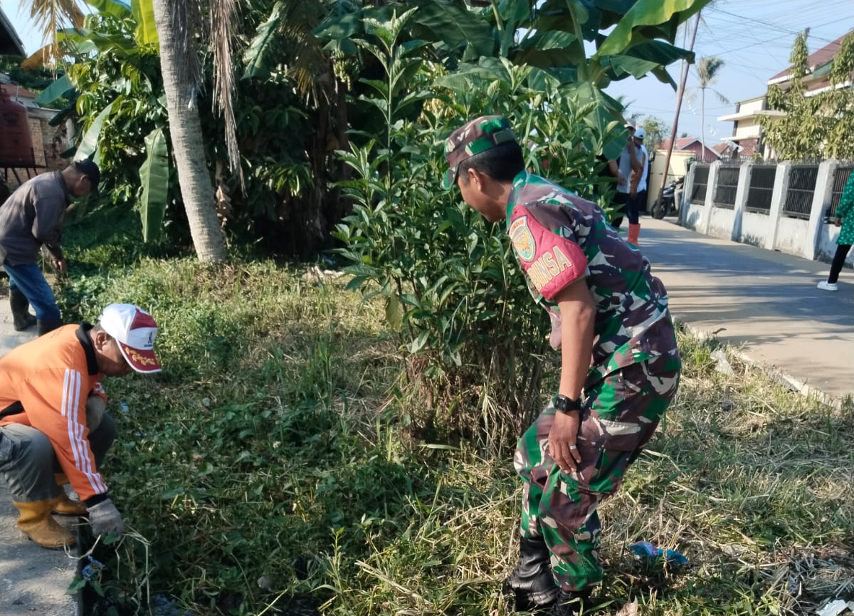 Bakti TNI Babinsa Kel Sei Selincah Gotong Royong Bersama Warga Binaan 1
