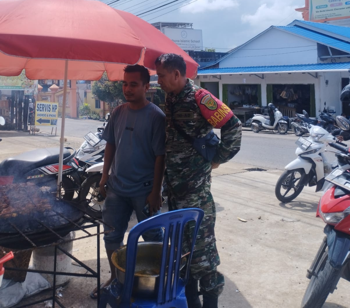 Jelang Ramadhan Babinsa 23 Ilir Kunjungi Pemilik Rumah Makan 1