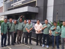 Bapenda Kota Palembang melakukan operasi penertiban reklame yang habis masa tayangnya